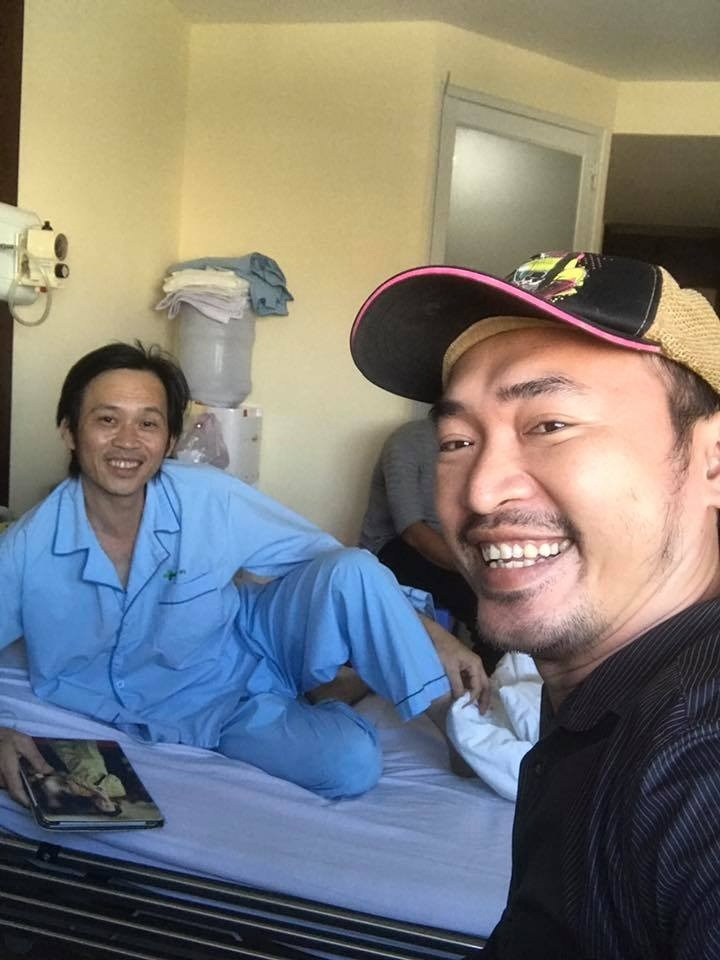 Hoài Linh hồi phục sau cấp cứu, tươi cười trên giường bệnh