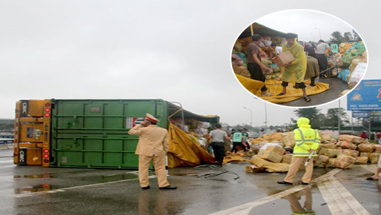 Hà Tĩnh: Lật xe container, 30 tấn dừa được người dân thu gom giúp tài xế