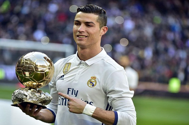 FIFA The Best: Được tôn vinh, Ronaldo không quên “đá xoáy” Messi 