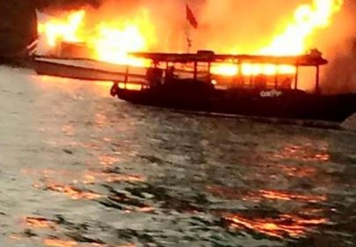 Quảng Ninh: Tàu du lịch đang di chuyển bất ngờ bốc cháy