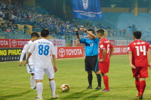Đình chỉ trọng tài “ngó lơ” phạt đền trận Hà Nội FC-Than Quảng Ninh