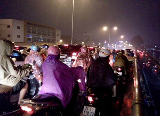 Trời mưa, giao thông Hà Nội hỗn loạn