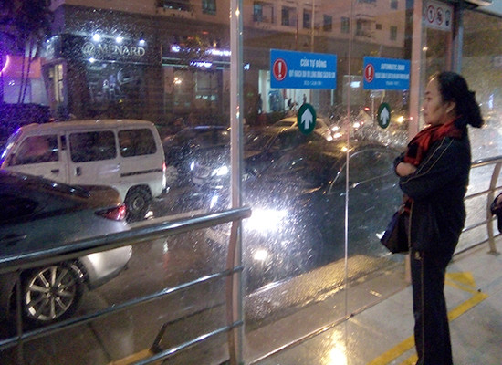 Trời mưa, giao thông Hà Nội hỗn loạn