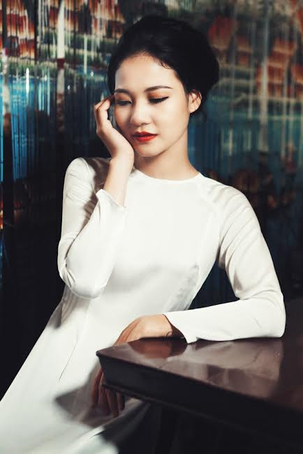 Hoa hậu Trần Thị Quỳnh đẹp hao gầy trong dáng dấp cô gái Sài Gòn xưa