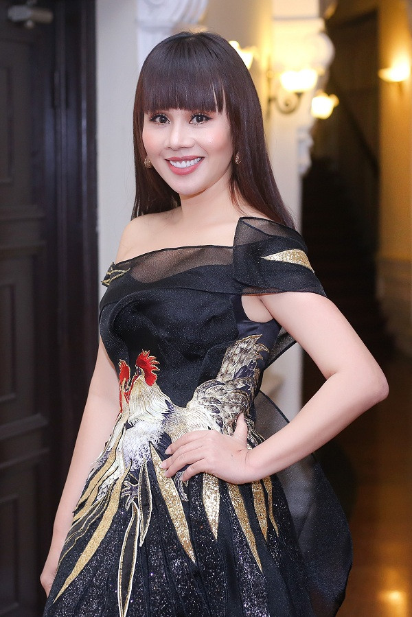 Hoa hậu Hằng Nguyễn đến ủng hộ Nam Em nhận giải thưởng đặc biệt