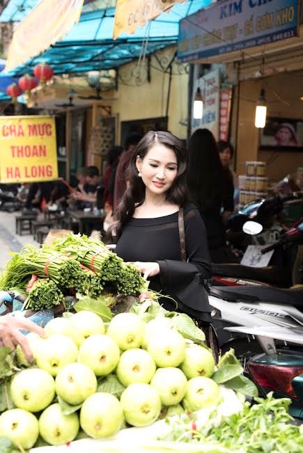 Hoa hậu quý bà Sương Đặng vai trần gợi cảm đi chợ mua... mắm tép