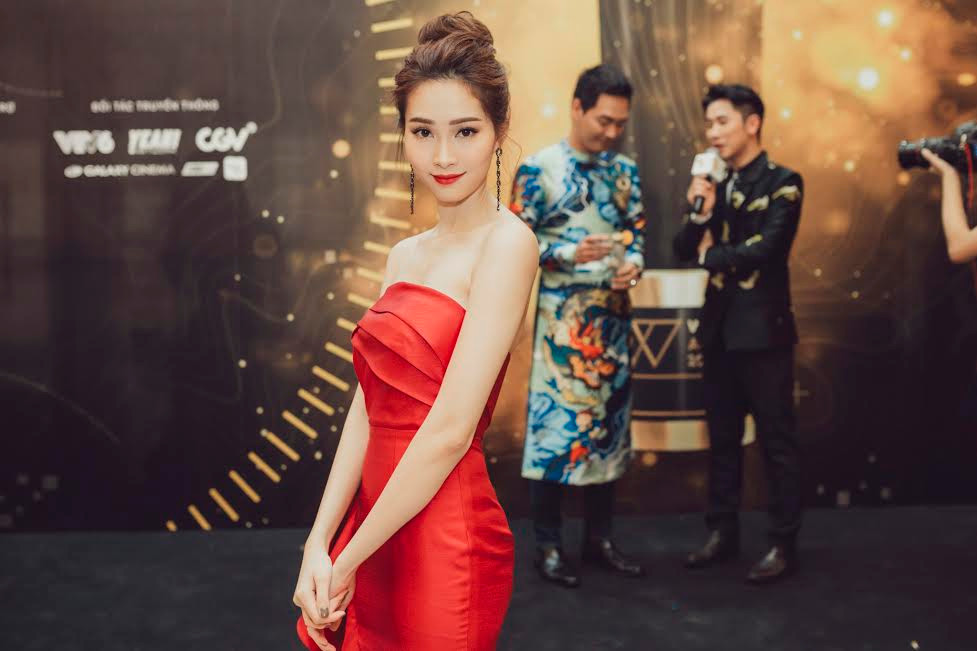 Hoa hậu Đặng Thu Thảo quyến rũ khi đi trao giải