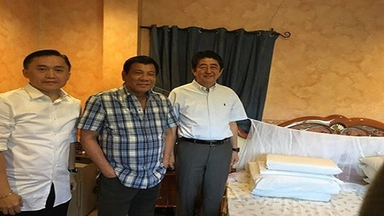 Tổng thống Philippines vô tư khoe chiếc giường yêu thích với Thủ tướng Nhật 