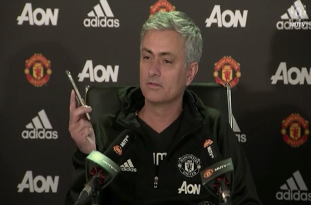 Mourinho gây cười bằng màn “nghe hộ điện thoại”