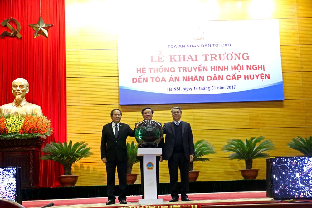 Khai trương Hệ thống truyền hình hội nghị đến TAND cấp huyện