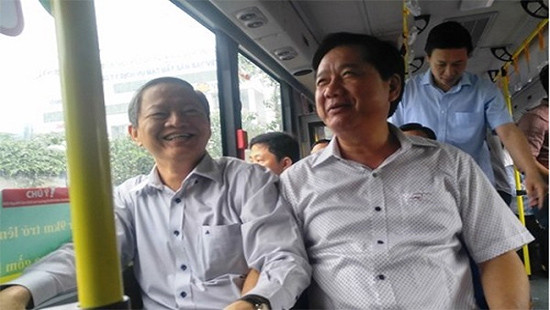 Bí thư Đinh La Thăng đi thử xe buýt 5 sao tại sân bay Tân Sơn Nhất