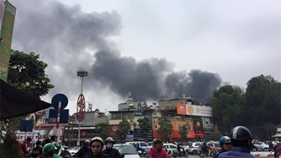 Hà Nội: Cháy lớn tại cửa hàng nội thất 