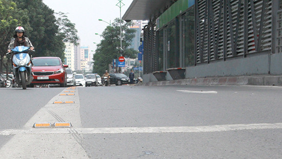 Thí điểm lắp dải phân cách cứng tại các nhà chờ trên đường BRT