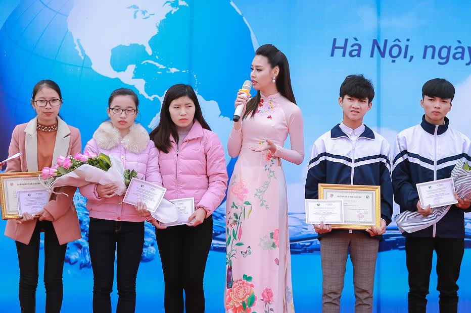 Sinh viên hào hứng vây quanh hoa hậu biển Thuỳ Trang