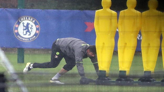Diego Costa đội mưa tập luyện một mình sau chấn thương