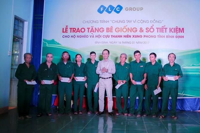 Tập đoàn FLC trao tặng bê giống và sổ tiết kiệm cho người dân Bình Định