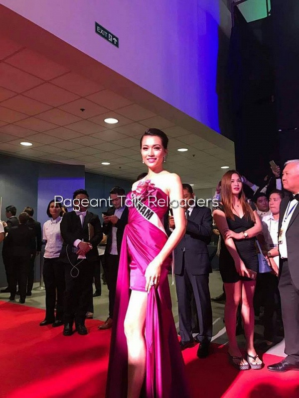 Á hậu Lệ Hằng diện đầm quyến rũ trong bữa tiệc có đương kim Hoa hậu hoàn vũ 2015