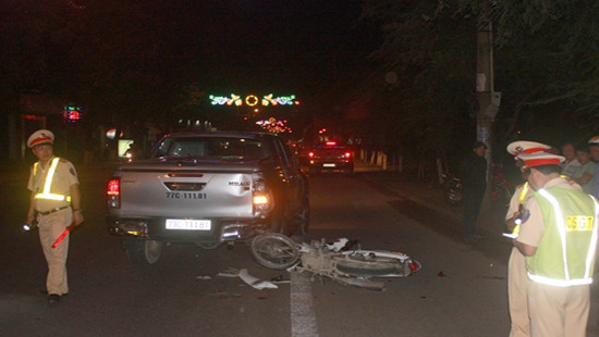 Bình Định: Húc đuôi xe ô tô bán tải, hai người bị thương