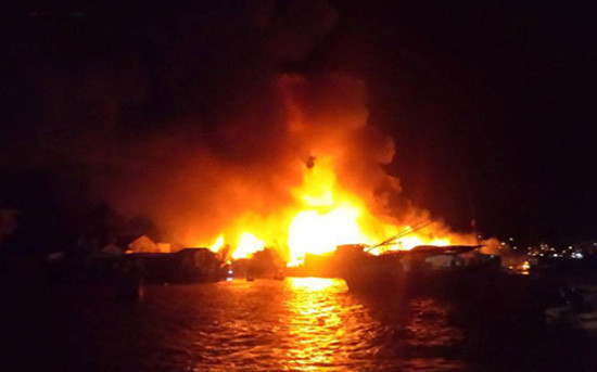 Khánh Hòa: Cháy kinh hoàng trong đêm, nhiều căn nhà bị thiêu rụi 