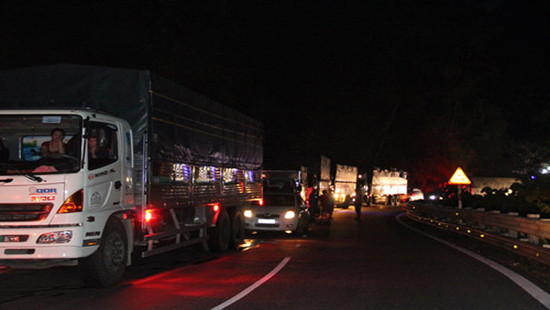 Lâm Đồng: 4 xe tải va chạm trên đèo Bảo Lộc, 1 chiếc rơi xuống vực