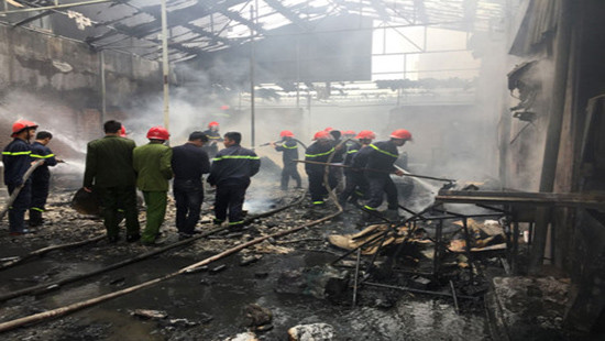 Bắc Ninh: Lửa thiêu rụi xưởng giấy trong ngày tiễn ông Công ông Táo