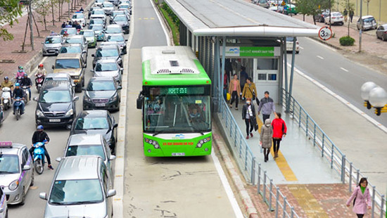 Lắp dải phân cách cứng tại điểm nhà chờ buýt BRT, nên hay không?