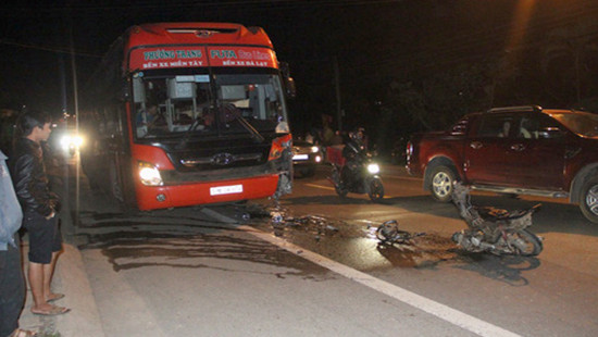 Lâm Đồng: Xe khách tông xe máy, thanh niên tử vong tại chỗ
