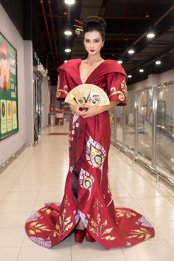 Kim Tuyến diện váy áo lộng lẫy ra mắt phim Lục Vân Tiên