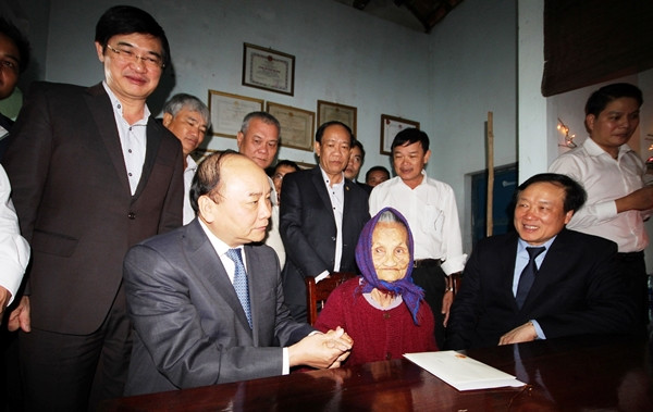 Thủ tướng Nguyễn Xuân Phúc thăm và tặng quà các gia đình mẹ Việt Nam Anh hùng