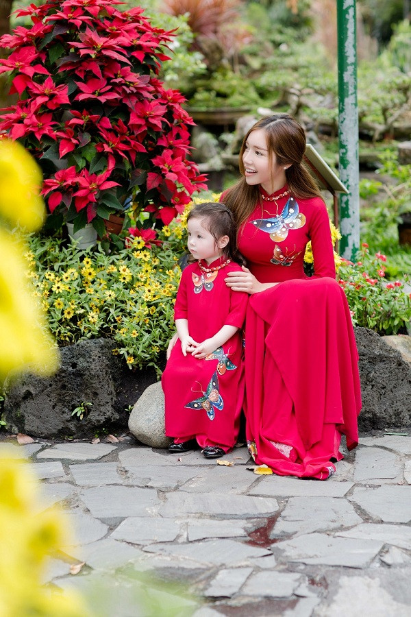 Elly Trần cùng con gái Cadie diện áo dài đôi du xuân