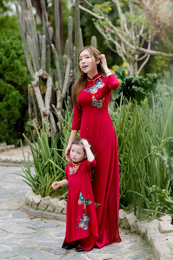Elly Trần cùng con gái Cadie diện áo dài đôi du xuân