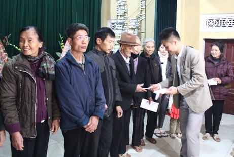 VP Báo Công lý tại Thanh Hóa phối hợp Công ty Vĩnh Cát trao quà dịp Tết Đinh Dậu