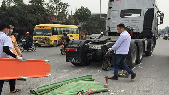 Hà Nam: Ô tô đầu kéo va chạm xe máy, 3 người thương vong