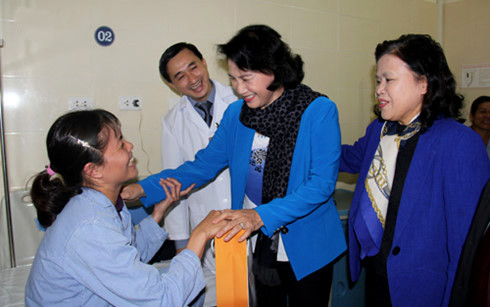 Chủ tịch Quốc hội Nguyễn Thị Kim Ngân thăm bệnh nhân ung thư
