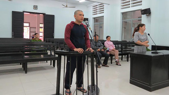 Bị cáo người nước ngoài xài tiền giả tại Việt Nam