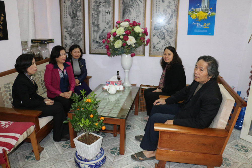 Phó Chánh án TANDTC Nguyễn Thúy Hiền chúc Tết gia đình các đồng chí nguyên là lãnh đạo TANDTC, Trọng tài Kinh tế Nhà nước