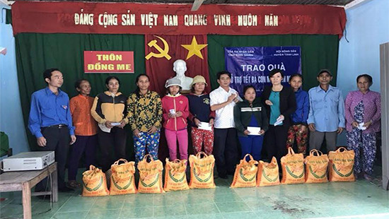 Cán bộ, công chức TAND tỉnh Bình Thuận chung tay chăm lo tết cho bà con nông dân nghèo