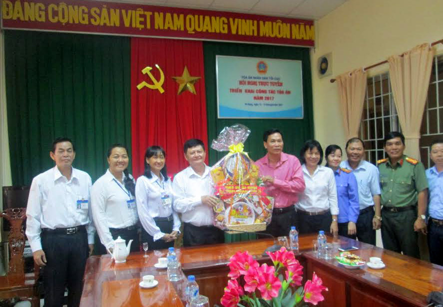 Đoàn Lãnh đạo Thành ủy, HĐND, UBND và UBMTTQ Việt Nam thành phố Long Xuyên thăm và chúc Tết TAND tỉnh An Giang