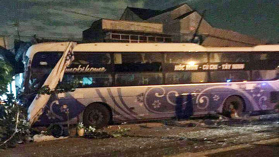 Bình Thuận: Tránh tai nạn, xe giường nằm lao vào nhà dân