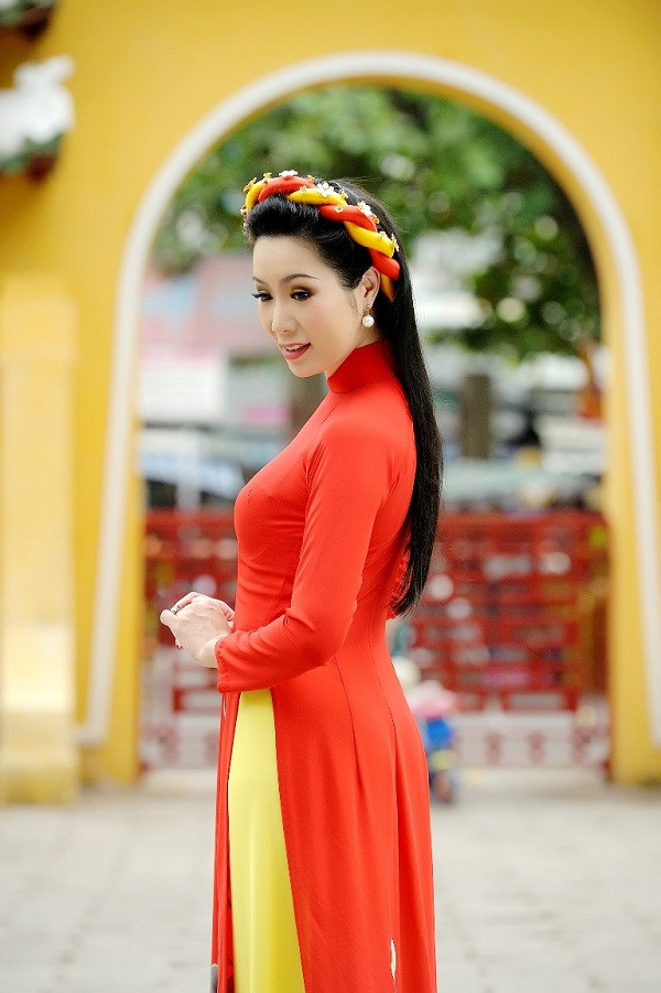 Á hậu Trịnh Kim Chi cùng con gái mặc áo dài lễ chùa đầu năm