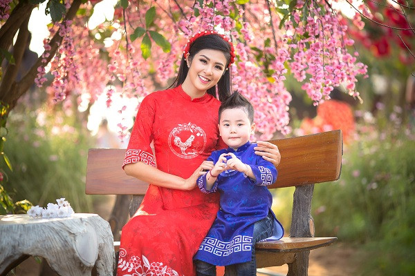 Hoa hậu Ngọc Hân xúng xính áo dài trong những ngày đầu năm mới