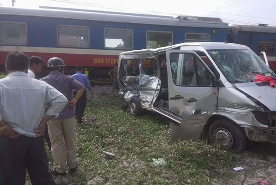 Đồng Nai: Tàu hỏa tông xe 16 chỗ, ít nhất 2 người tử vong