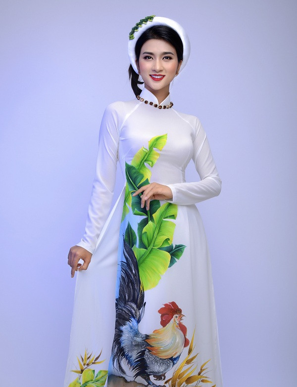 Kim Tuyến đẹp không tỳ vết trong áo dài truyền thống ngày đầu năm