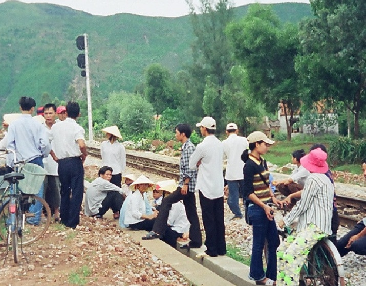 Nghệ An: Công nhân cầu đường sắt bị tàu hỏa đâm, văng ra ngoài 