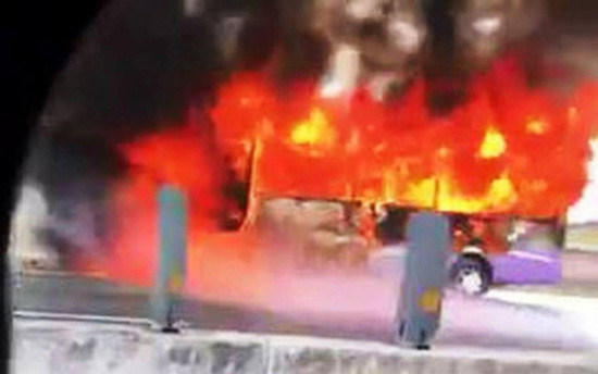 Long An: 30 hành khách hoảng loạn thoát thân khi xe khách bị cháy rụi