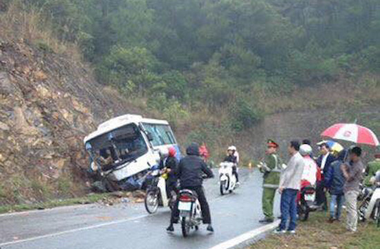 Hà Nội: Xe khách đâm vào vách núi, hơn 30 người thương vong
