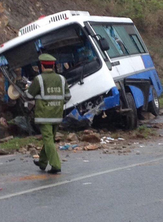 Hà Nội: Xe khách đâm vào vách núi, hơn 30 người thương vong