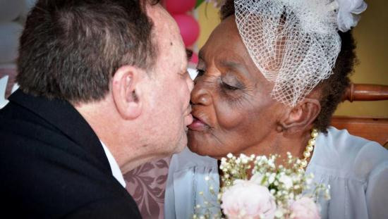 Cụ bà 106 tuổi lập kỷ lục vị hôn thê lớn tuổi nhất thế giới
