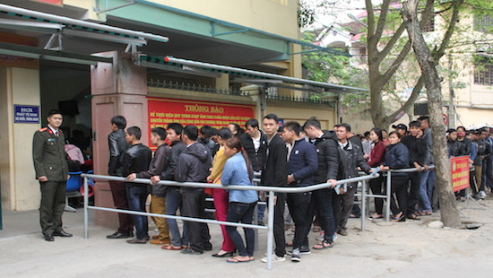Nghệ An: Người dân xếp hàng dài chờ làm hộ chiếu xuất ngoại