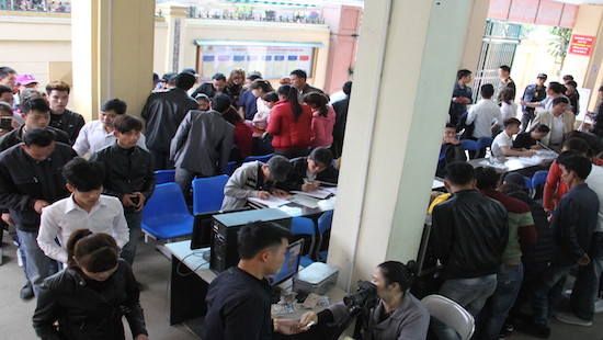 Nghệ An: Người dân xếp hàng dài chờ làm hộ chiếu xuất ngoại
